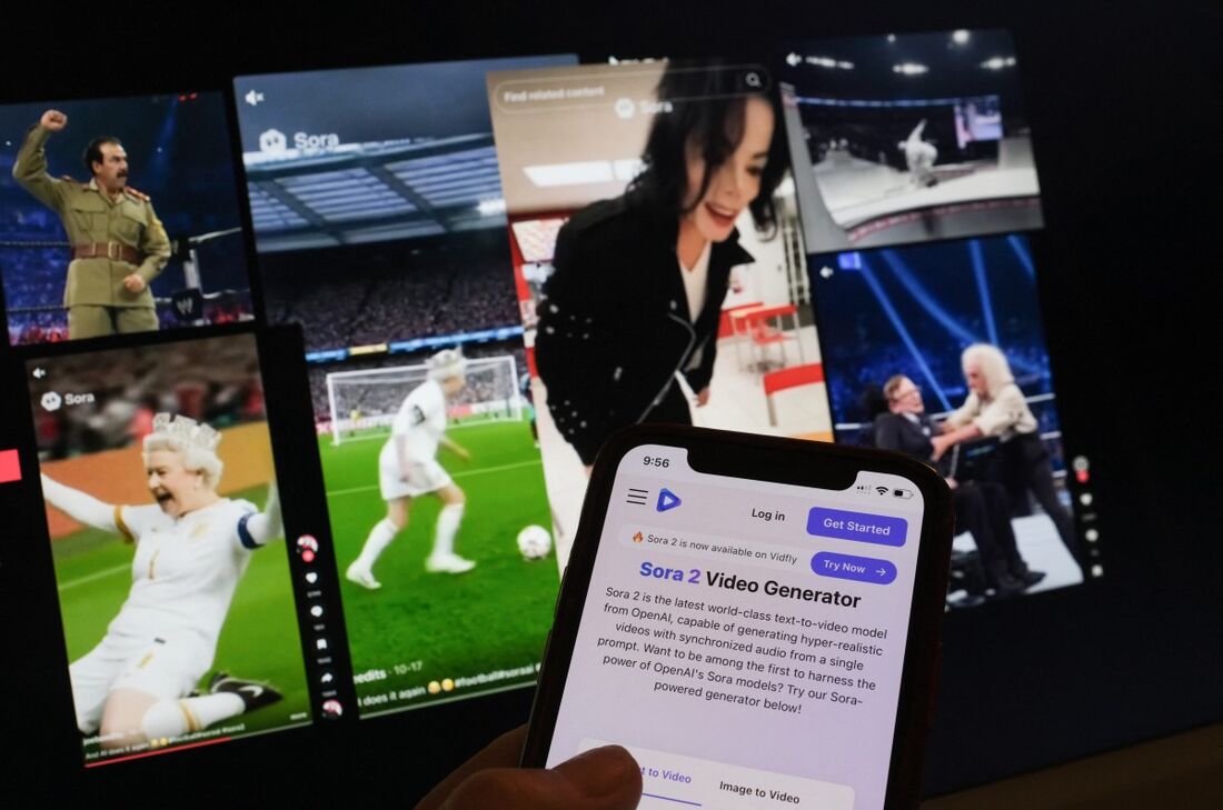 Esta foto ilustrativa mostra o site da Sora 2 exibido em frente a vídeos gerados por IA em uma tela