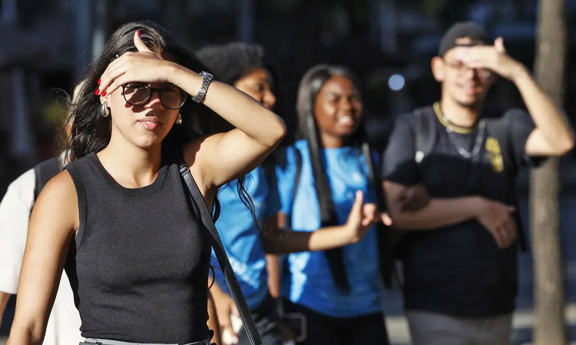 Alguns estados brasileiros enfrentam onda de calor neste fim de ano 