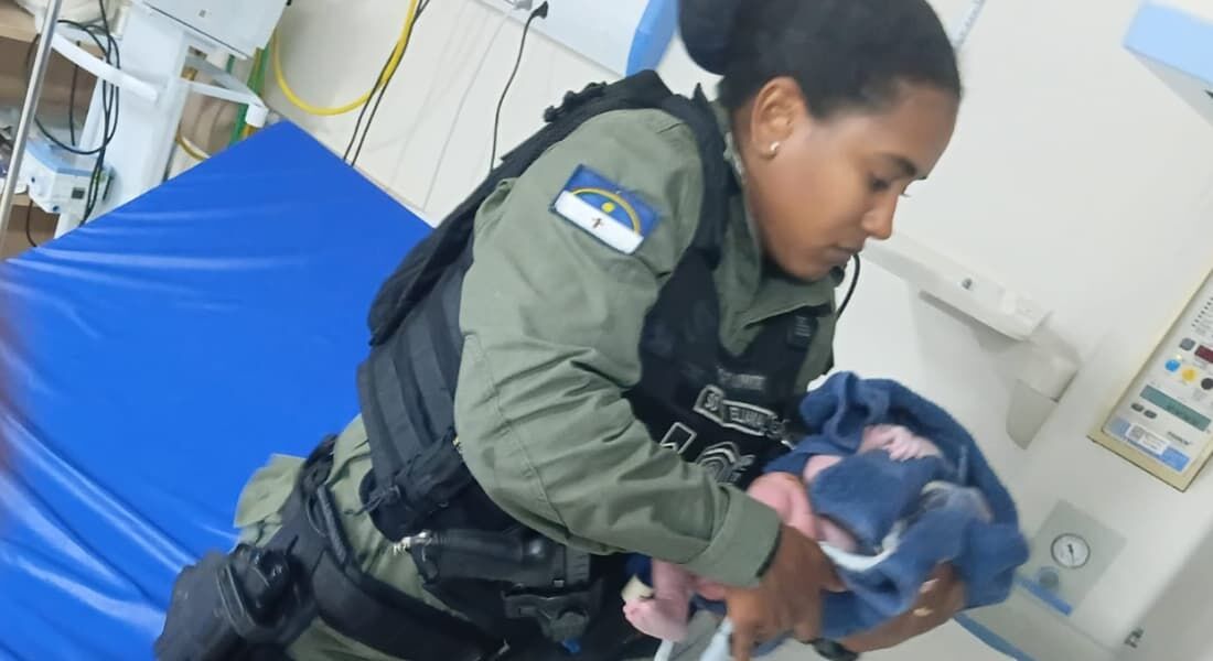 Mulher dá à luz no Recife com auxílio de policiais