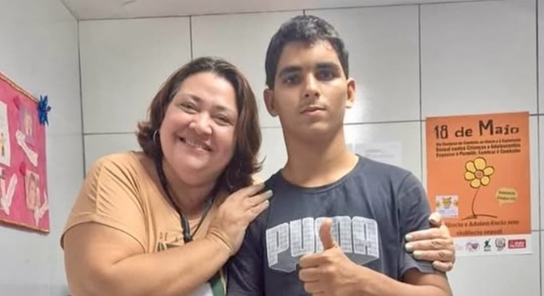Gerson Melo Machado, de 19 anos, que morreu após invadir o recinto de felinos em zoológico em João Pessoa, ao lado da conselheira tutelar Verônica Oliveira