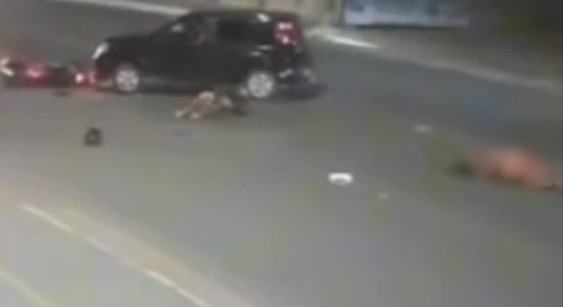 Mulher morre após ser arremessada de moto em colisão com carro em Paulista; piloto fica ferido