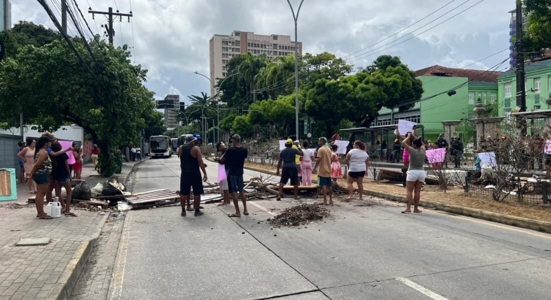 Protesto interdita avenida Conde da Boa Vista, Centro do Recife, na manhã desta terça-feira (23)