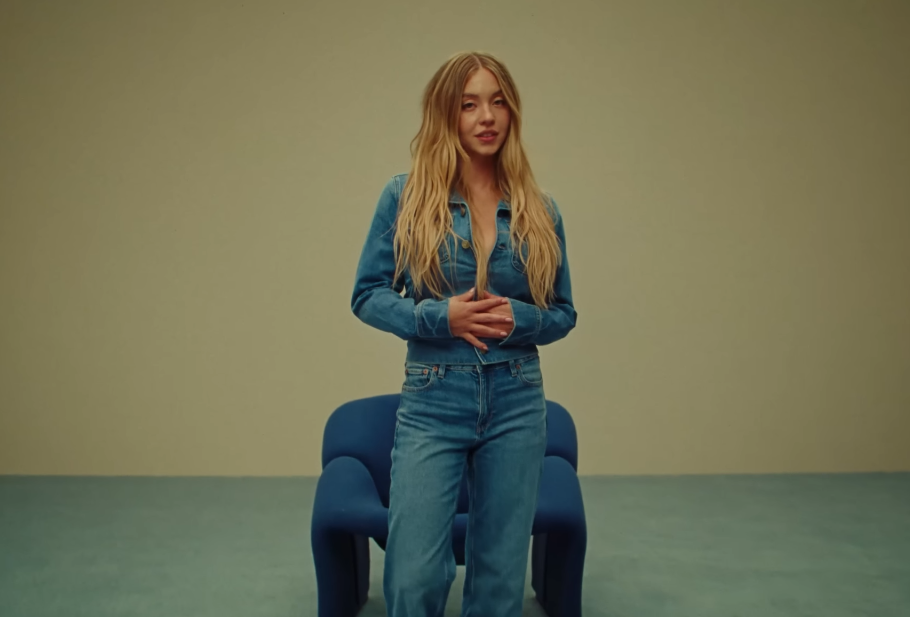 Sydney Sweeney em frame de propaganda da marca de jeans American Eagle
