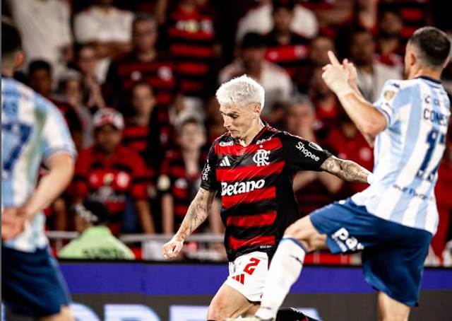 Varela reconhece PSG como 'melhor do mundo', mas mantém Flamengo confiante na decisão