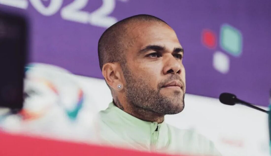 Daniel Alves - A proposta inicial é que o jogador atue pelo time enquanto também exerce funções administrativas