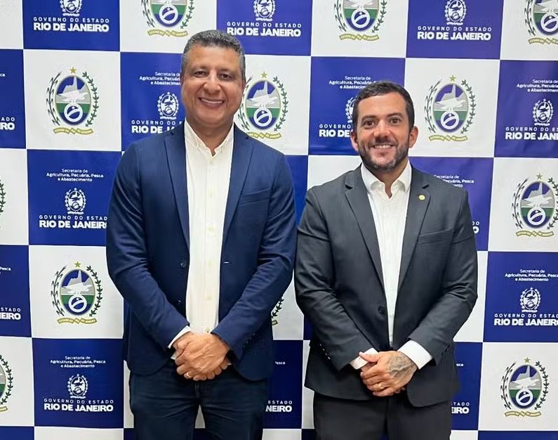 O secretário de Agricultura, Dr Flávio, ao lado de Carlos Jordy 