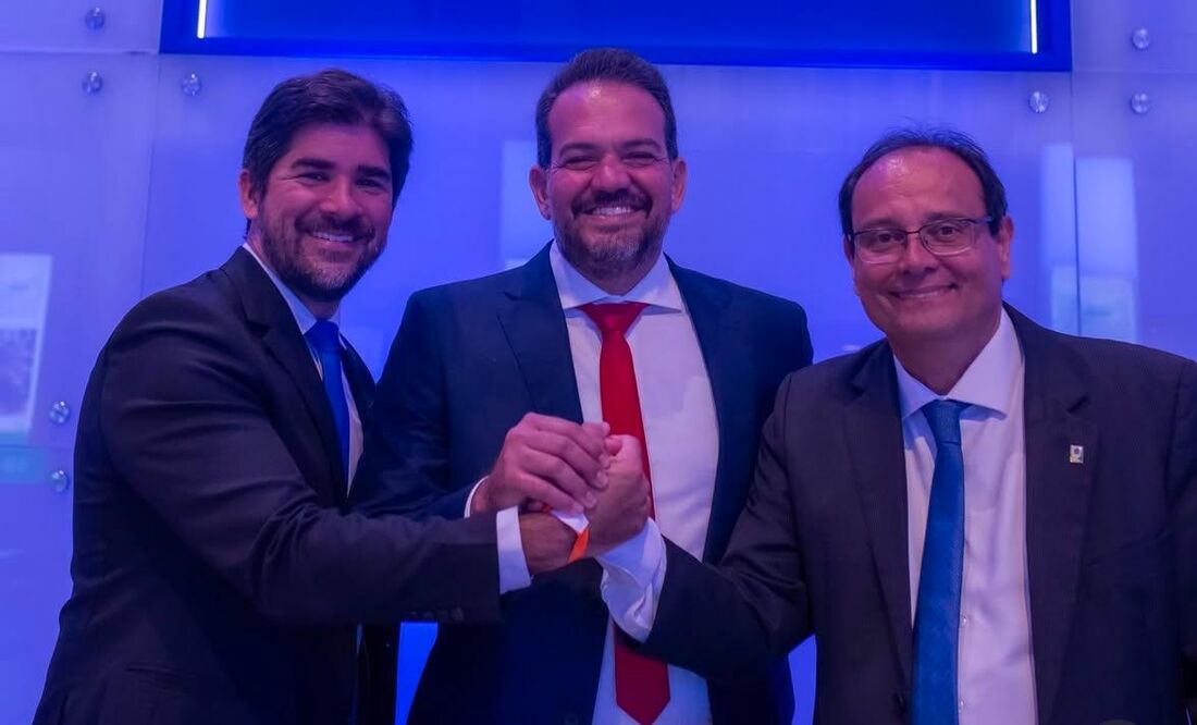 Secretário nacional de Habitação, Augusto Rabelo; secretário de Habitação do Recife, Felipe Cury; e Manoel Renato Machado Filho, representante da Casa Civil, na B3, em São Paulo