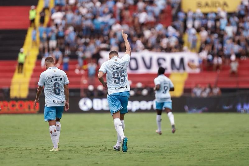 Carlos Vinícius comemora gol sobre o Sport