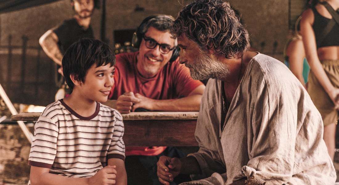 Daniel Rezende dirige Miguel Martines e Rodrigo Santoro em cena de "O Filho de Mil Homens"