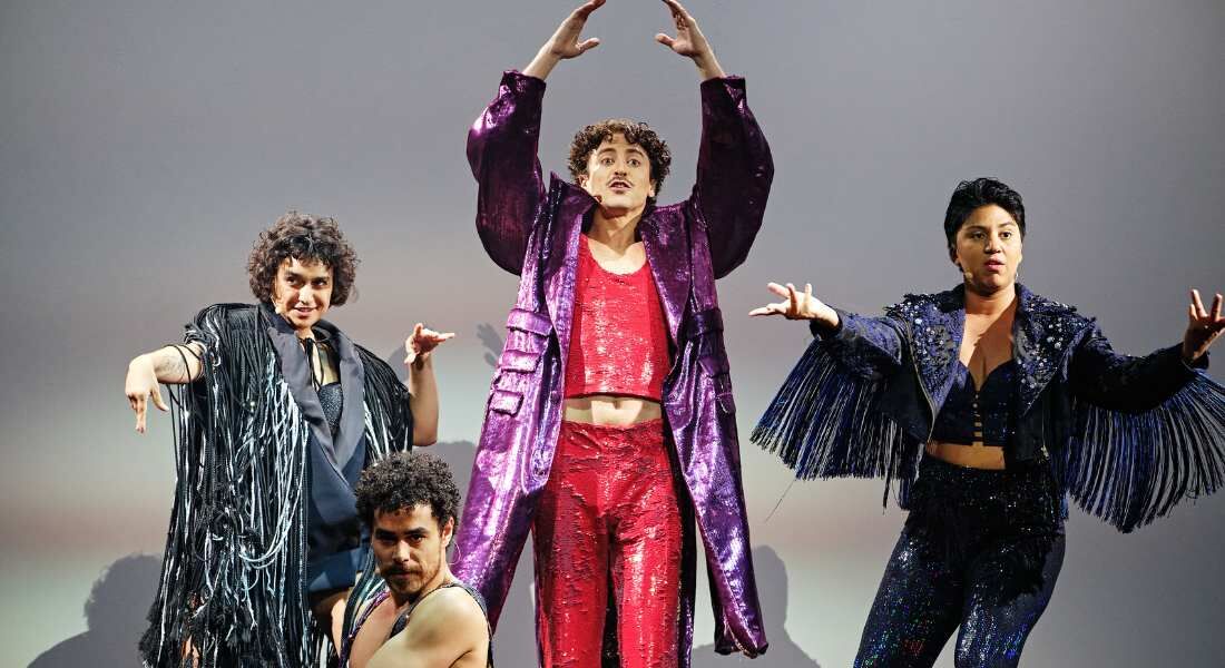 Jesuíta Barbosa vive artista atingido por um raio em espetáculo