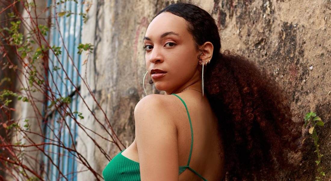 Mica Mahyá lança primeiro videoclipe