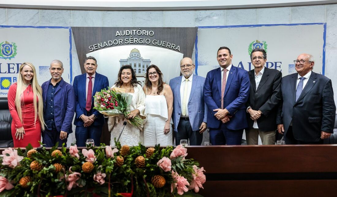 Regina Casé recebe os títulos de cidadã recifense e pernambucana na Alepe