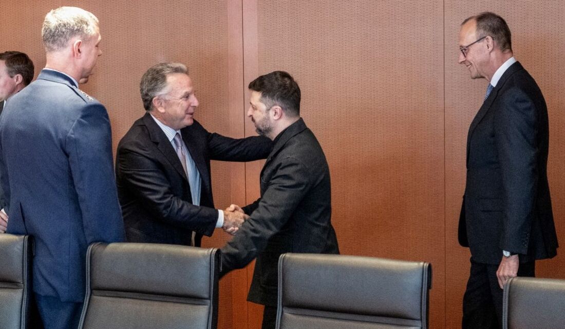 O enviado especial dos EUA, Steve Witkoff (segundo à esquerda), e o presidente da Ucrânia, Volodymyr Zelensky, se cumprimentarem antes de uma reunião em uma sala de conferências na Chancelaria, em Berlim