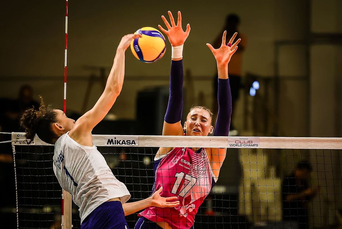 Gabi Guimarães e Antropova durante partida na final do Mundial de Clubes Feminino de Vôlei