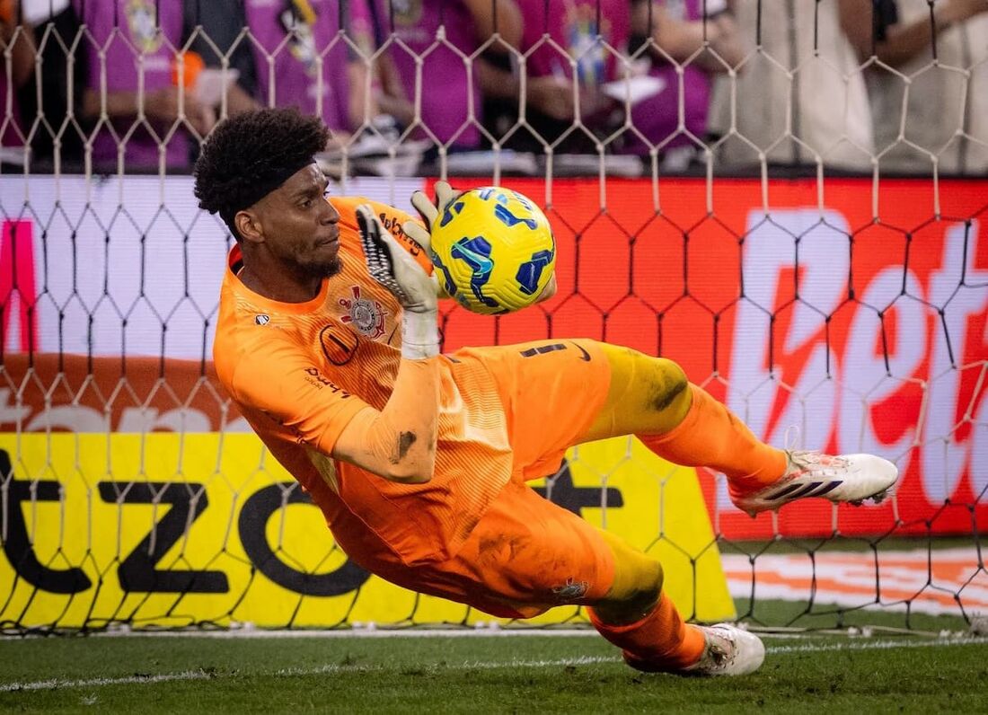 Hugo Souza teve papel fundamental na vitória do Corinthians nos pênaltis contra o Cruzeiro