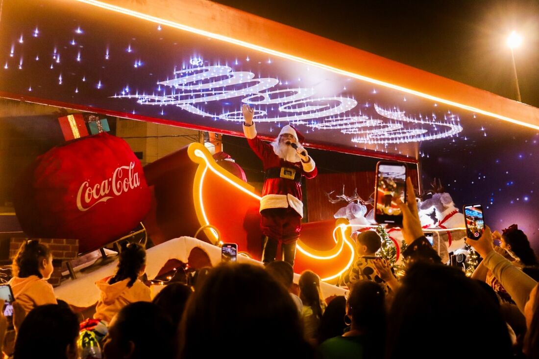 As Caravanas de Natal têm Papai e Mamãe Noel como protagonistas dos desfiles