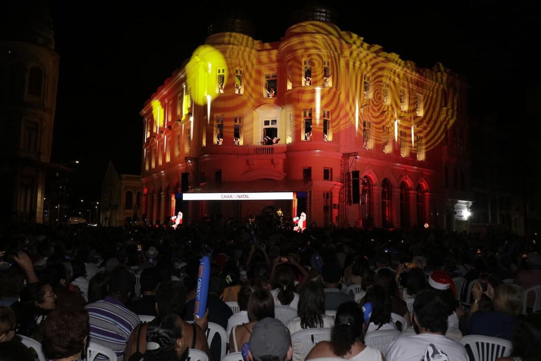 Apresentação Caixa de Natal encanta o público no Marco Zero, centro do Recife