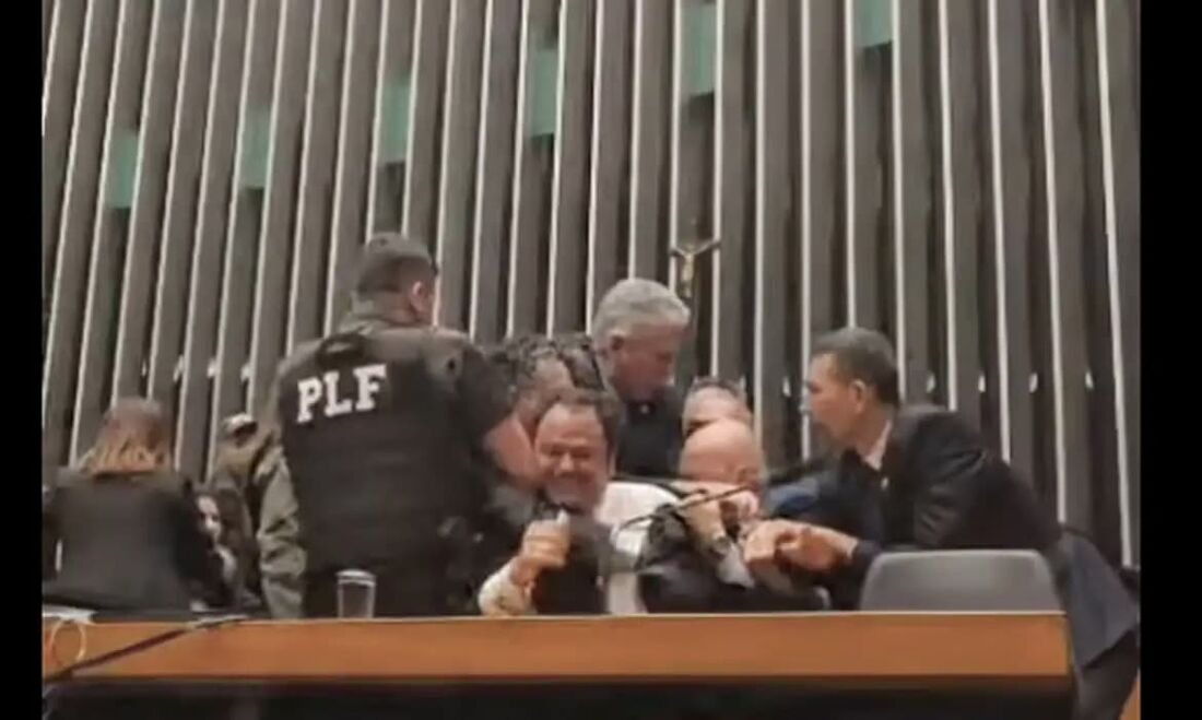 Polícia Legislativa do Plenário da Câmara retira deputado Glauber Braga da cadeira da presidência