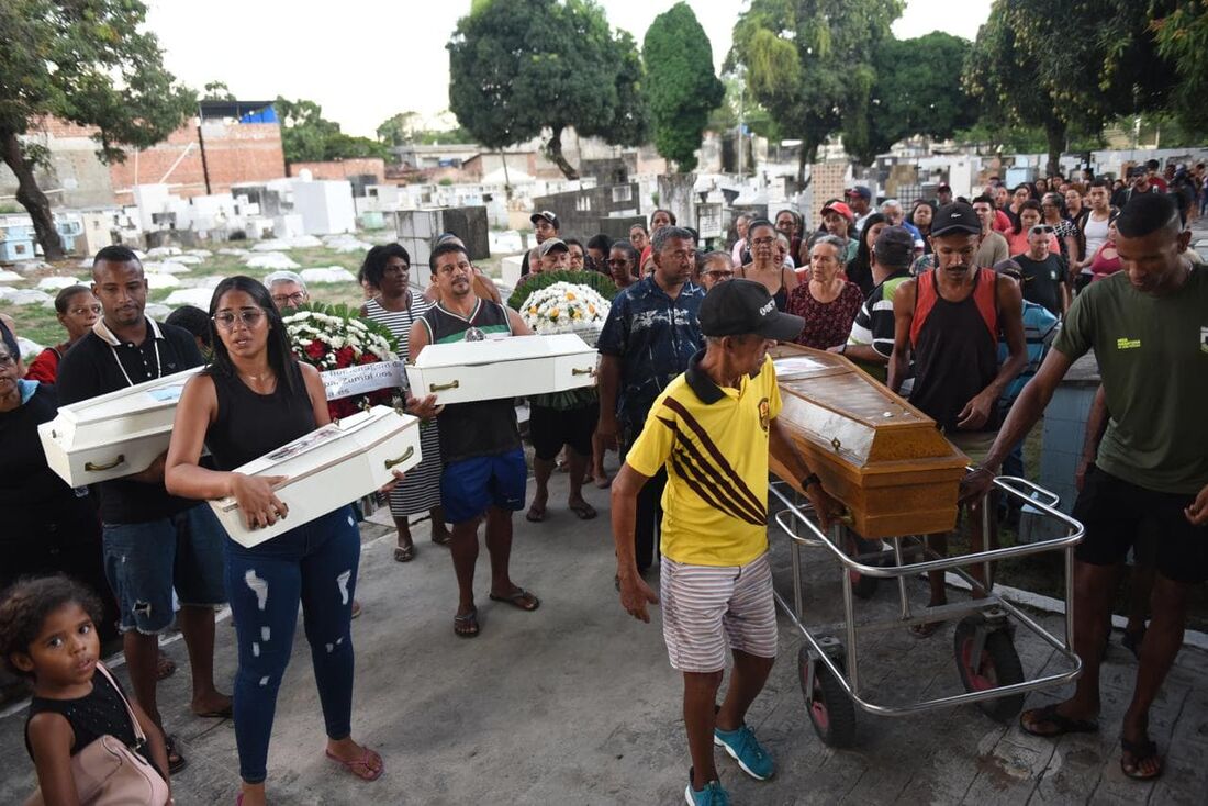 Sepultamento de Isabele e dos quatro filhos, vítimas de um incêndio criminoso na Zona Oeste do Recife