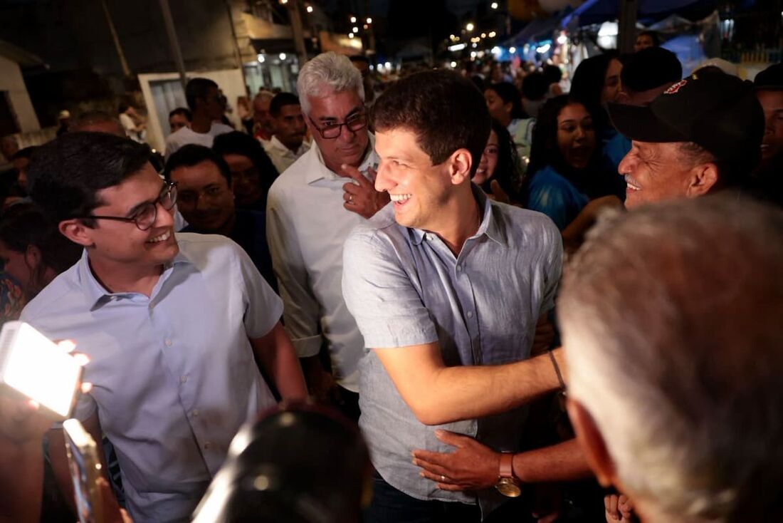 João Campos, prefeito do Recife, interagiu com as pessoas no Morro da Conceição
