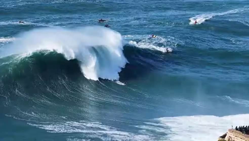 Pernambucano Carlos Burle surfa onda gigante em Portugal