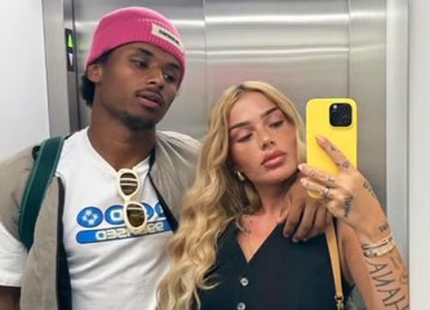 Karim Adeyemi e esposa 