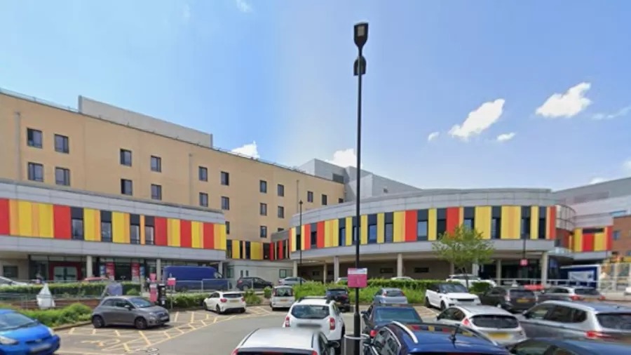 Os fatos teriam ocorrido entre 2017 e 2021 no hospital Royal Stoke, em Stoke-on-Trent