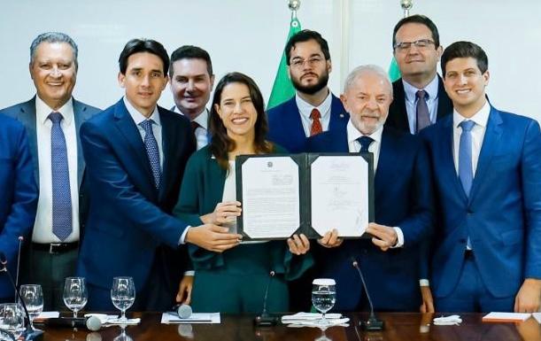 Governadora Raquel Lyra, presidente Lula, prefeito João Campos, deputados federais e ministros assinam acordo para recuperar o metrô