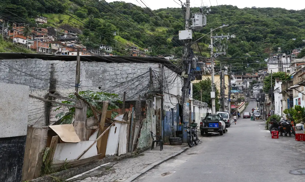 Dois em cada três habitantes de favela moram em vias sem árvores