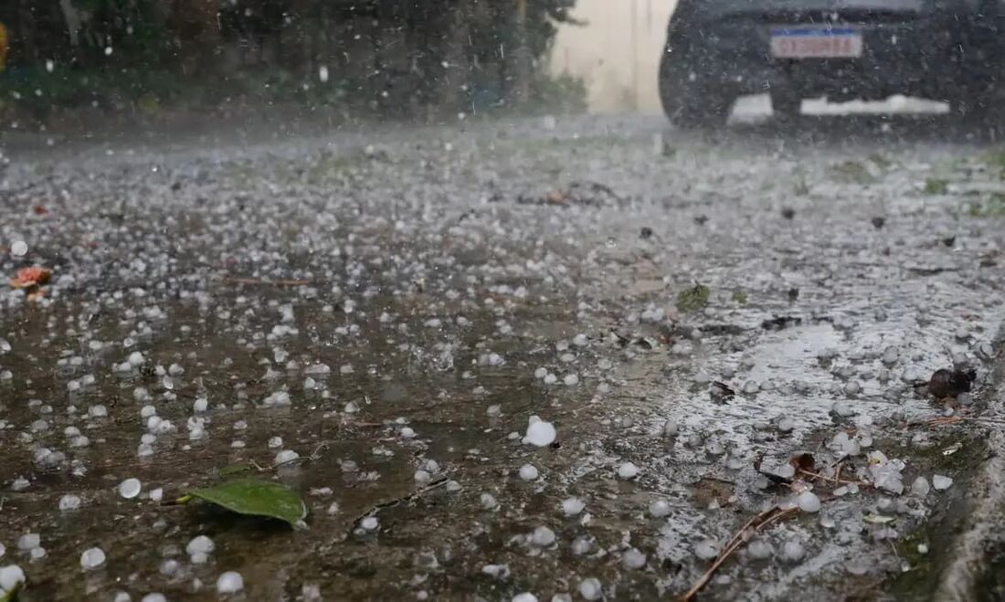 Áreas de instabilidade que devem se formar no Paraguai vão avançar em direção ao Paraná causando chuva, vento e possibilidade de queda de granizo.