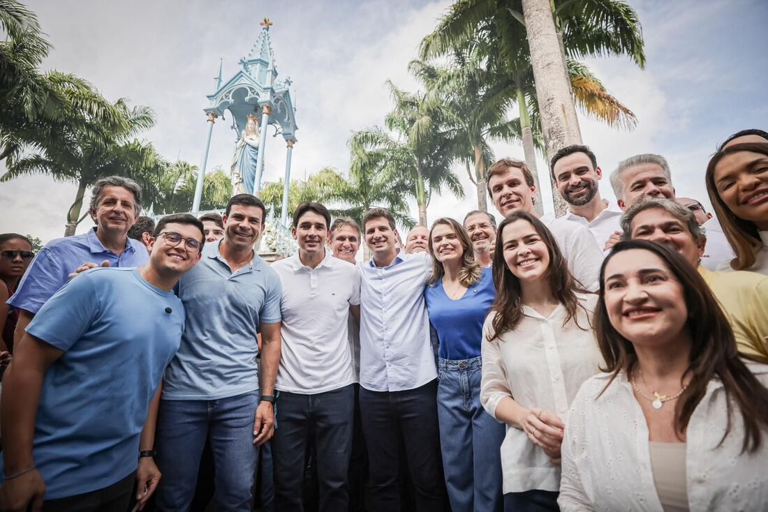 O prefeito do Recife, João Campos (PSB), sobe o Morro da Conceição, na Zona Norte, com aliados políticos. Acompanharam a primeira missa celebrada no palco neste domingo, véspera do dia da padroeira afetiva da cidade