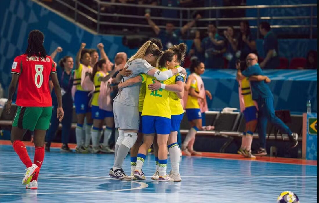 A seleção brasileira de futsal feminino na conquista da primeira Copa do Mundo de Futsal Feminino