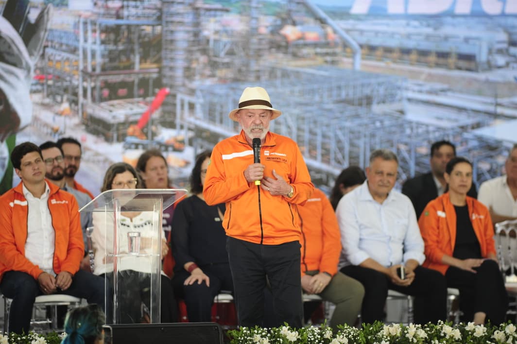 O prefeito do Recife, João Campos (PSB); o presidente Luiz Inácio Lula da Silva (PT): a governadora de Pernambuco, Raquel Lyra (PSD) e outros líderes políticos participam de evento em Ipojuca
