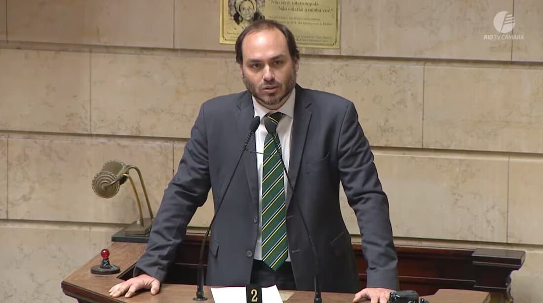 Carlos Bolsonaro discursa em sessão na Câmara Municipal do Rio
