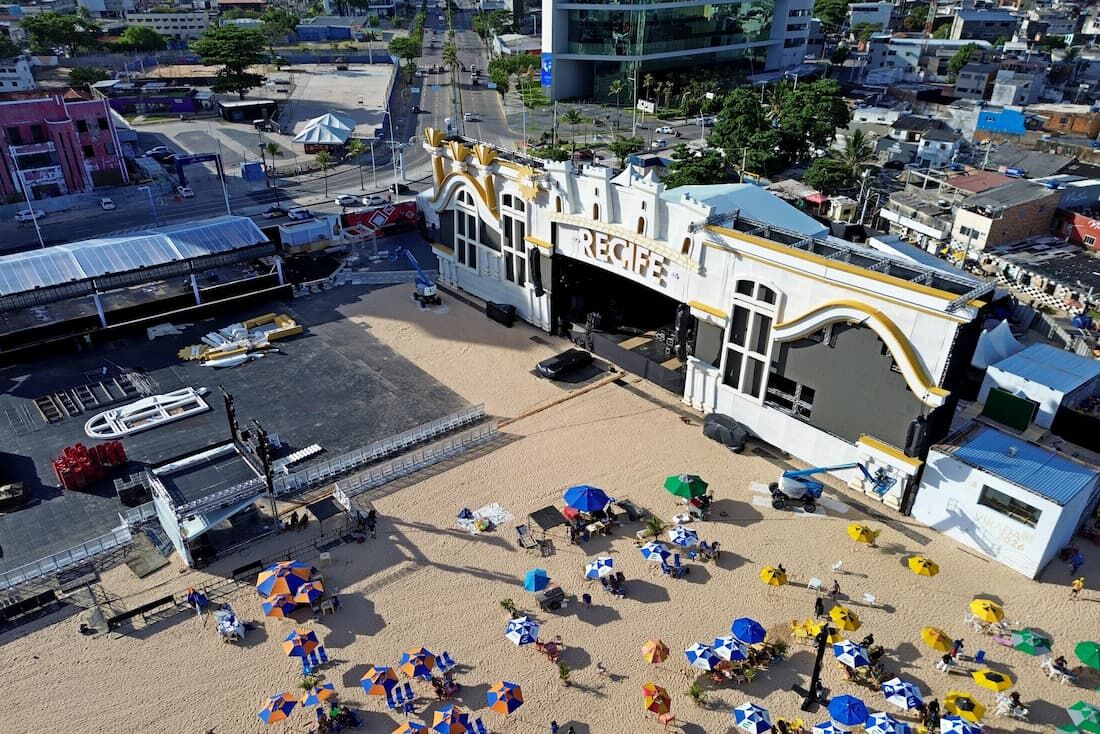 Palco que receberá shows da Virada Recife, a partir deste sábado (27), recebe os ajustes finais