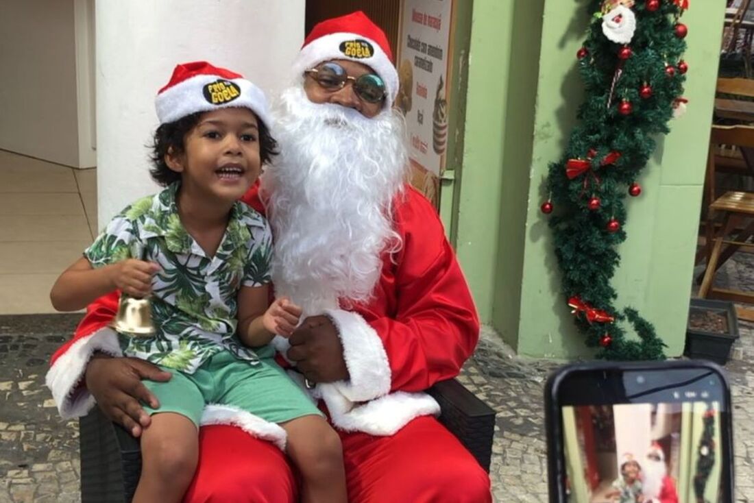 Papai Noel negro encanta crianças em sorveteria no Bairro do Recife