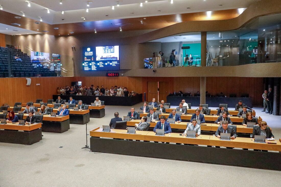 Em plenário, deputados aprovaram a LOA por unanimidade, no dia 16 de dezembro