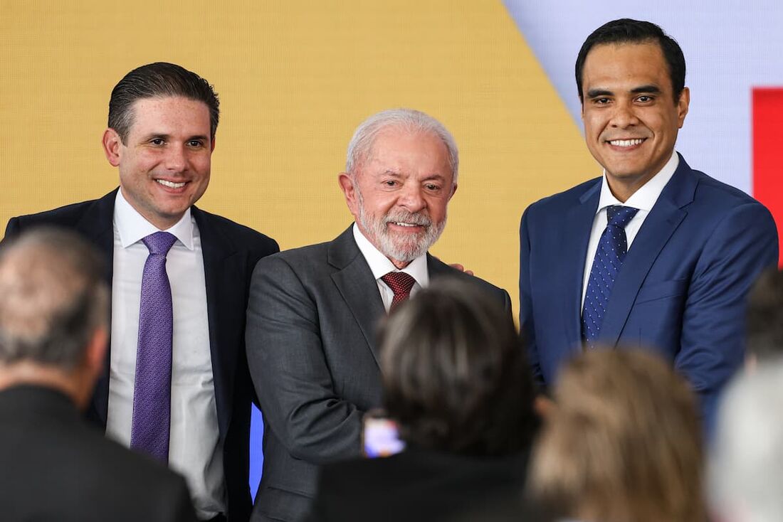 O novo ministro do Turismo, Gustavo Feliciano (E), no Palácio do Planalto, ao lado do Presidente Lula, e do presidente da Câmara dos Deputados, Hugo Motta