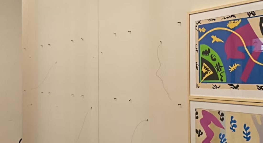 Imagem da parede da Biblioteca Mário de Andrade sem as obras que foram roubadas foi divulgada pela Polícia Miltar de São Paulo