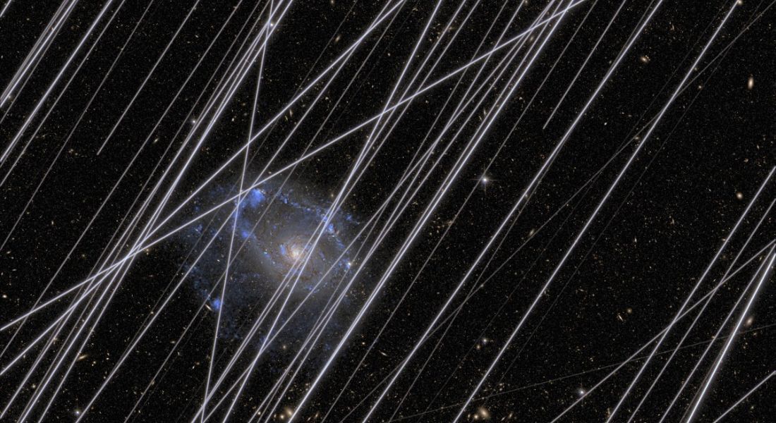 Documento da Nasa mostra uma imagem que simula como a luz dos satélites contamina as imagens do universo captadas por telescópios espaciais