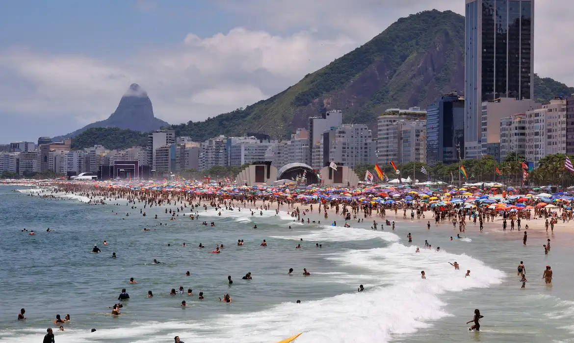 Ultraleve caiu no mar em Copacabana, Rio de Janeiro, neste sábado (27)