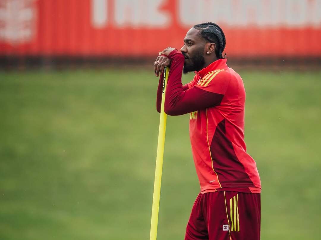 Zagueiro está no centro de uma polêmica envolvendo a esposa de outro jogador