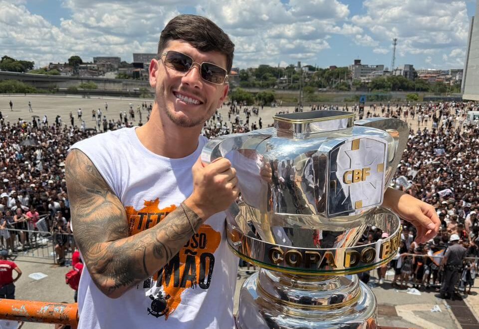 Torcida se fez presente em grande número para comemorar com os jogadores