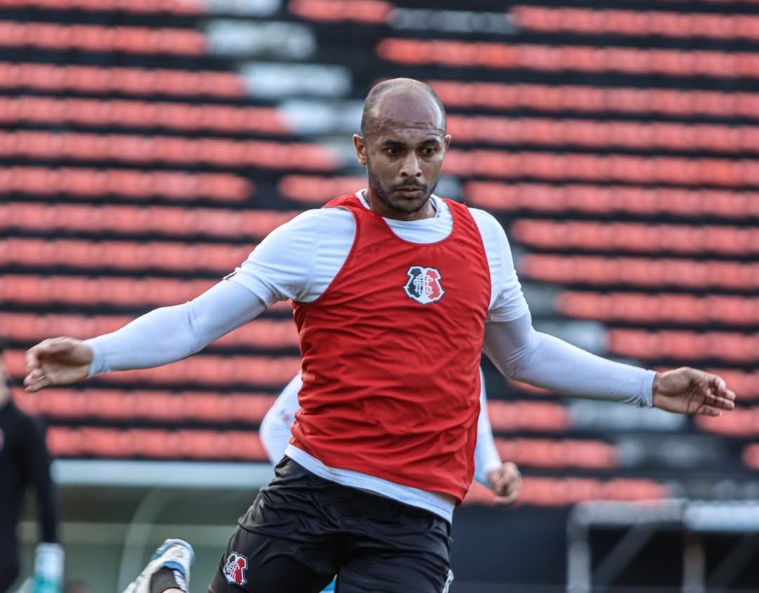 Quirino chega para compor setor do ataque do Santa Cruz