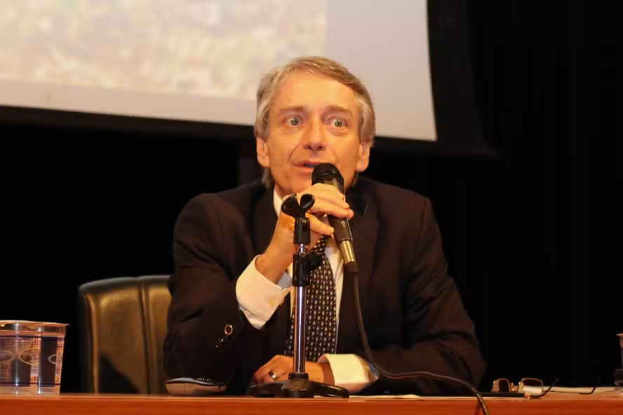 Infectologista Aluísio Segurado, professor da Faculdade de Medicina no campus da capital