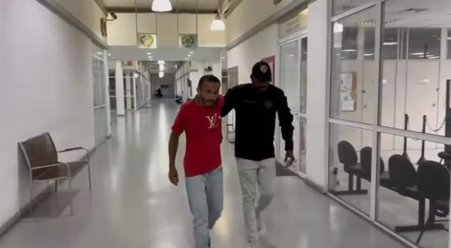 Adriano Fernandes Castro sendo preso