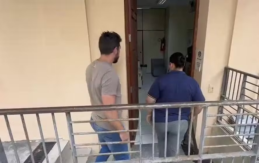 Suspeita de torturar crianças chegando à delegacia