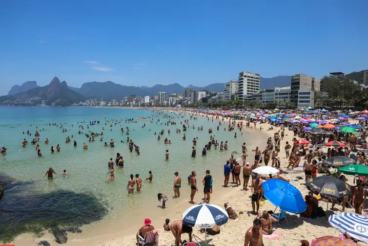 Cariocas e turistas vão à praia em dia de forte calor no Rio de Janeiro 