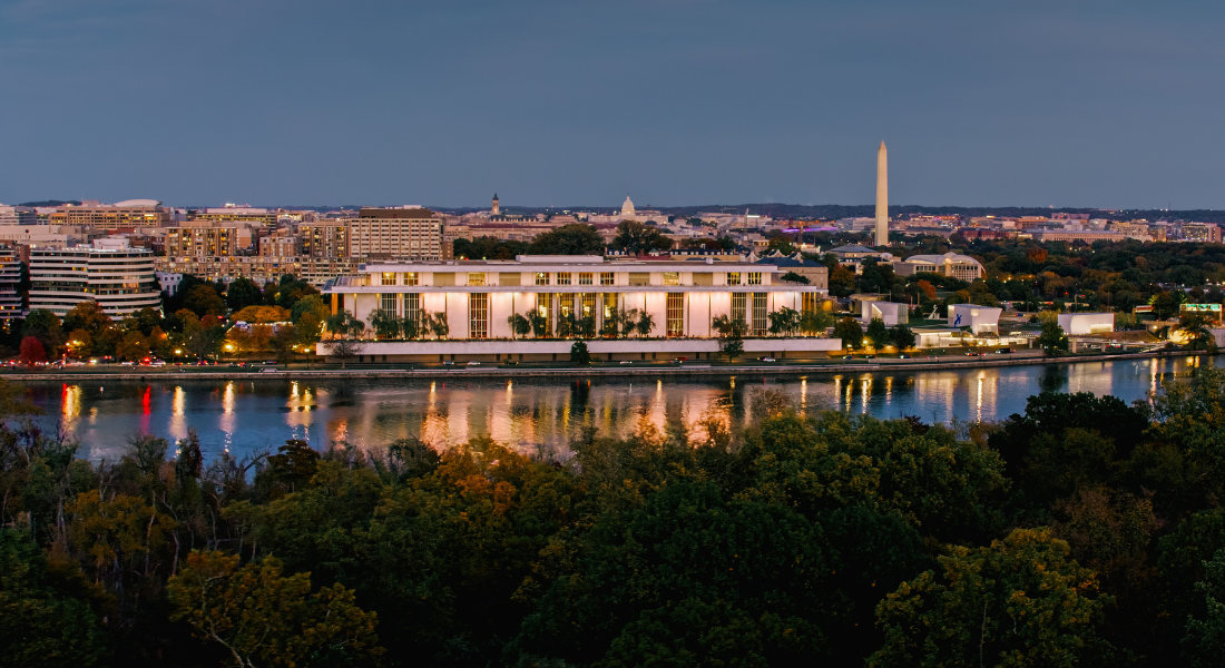 O centro cultural nacional dos Estados Unidos fica localizado na margem leste do Rio Potomac, em Washington, D.C.