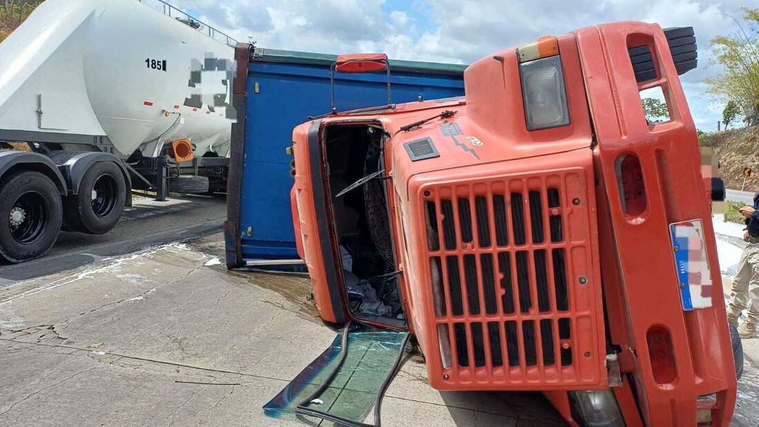 Motorista perdeu o controle do veículo e tombou na BR-101 na manhã desta segunda-feira (1&ordm;)